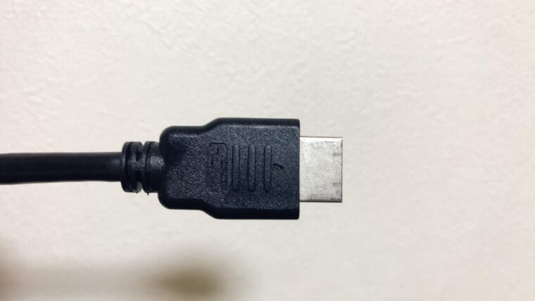 一番安くて簡単な方法は「HDMI」ケーブルでディスプレイと接続する方法です